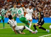 爱游戏官方登录入口-足球比赛现场充满激烈的对抗和挑战