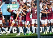 爱游戏官网-西汉姆联主场落败，球迷心碎梦醒残酷现实