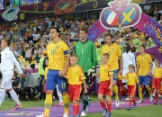 爱游戏app-西班牙队击败瑞典，闯入欧洲足球巅峰赛