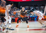 爱游戏在线-山东男篮客场大胜，全队发挥出色