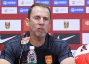 爱游戏官网-球队备战比赛，教练严阵以待