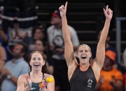 爱游戏官网入口-游泳项目比赛中澳大利亚选手领奖，实力惊人