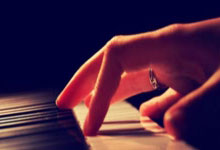 爱游戏网页版登录入口-热火困扰湖人，总决赛取得关键胜利：逆境之中渐入佳境