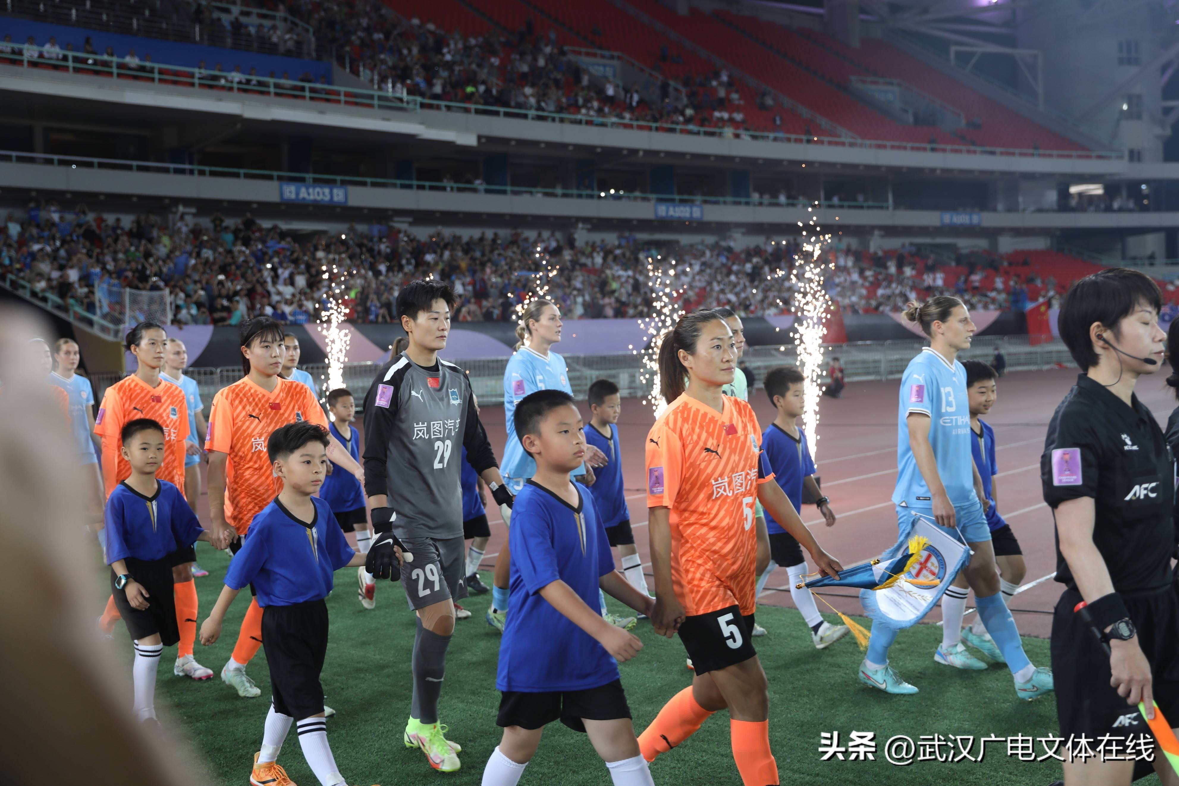 关于女足比赛中球员团结协作，积极进攻的信息