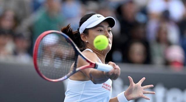 女子游泳激战连连，英国选手锁定金牌