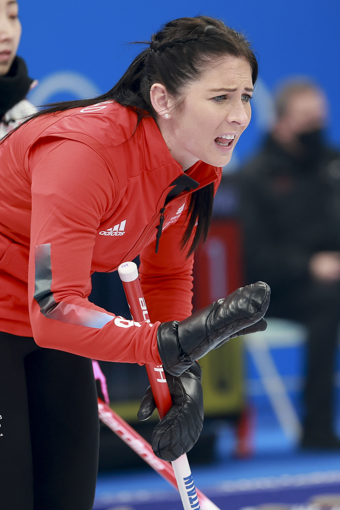 女子游泳激战连连，英国选手锁定金牌