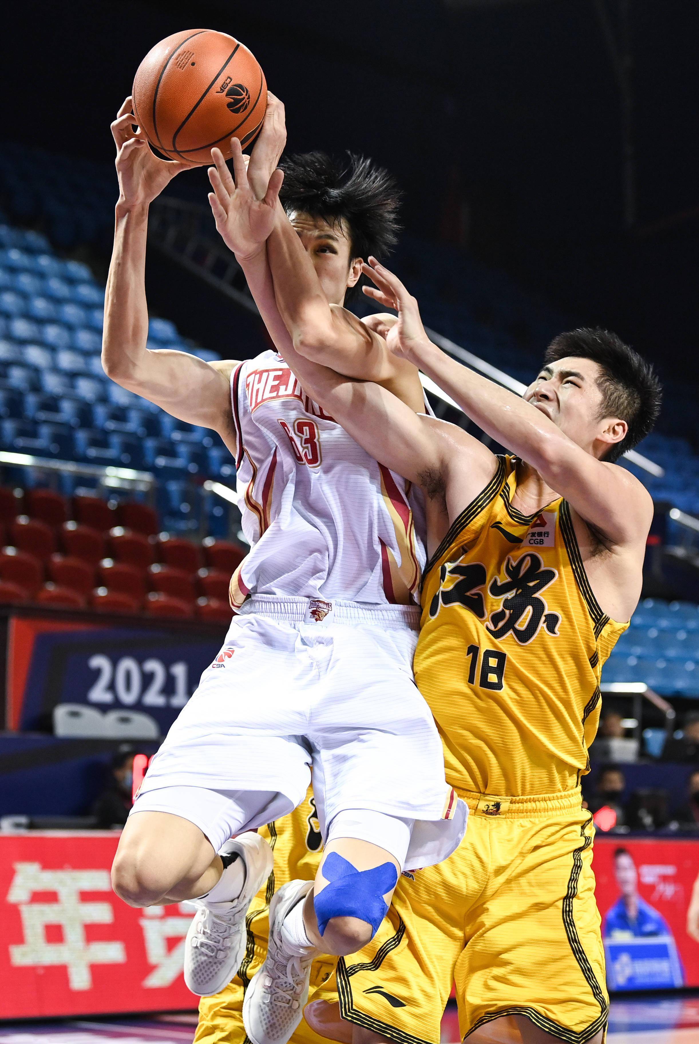 防守失误频频,球队难守住领先 防守失误频频,球队难守住领先