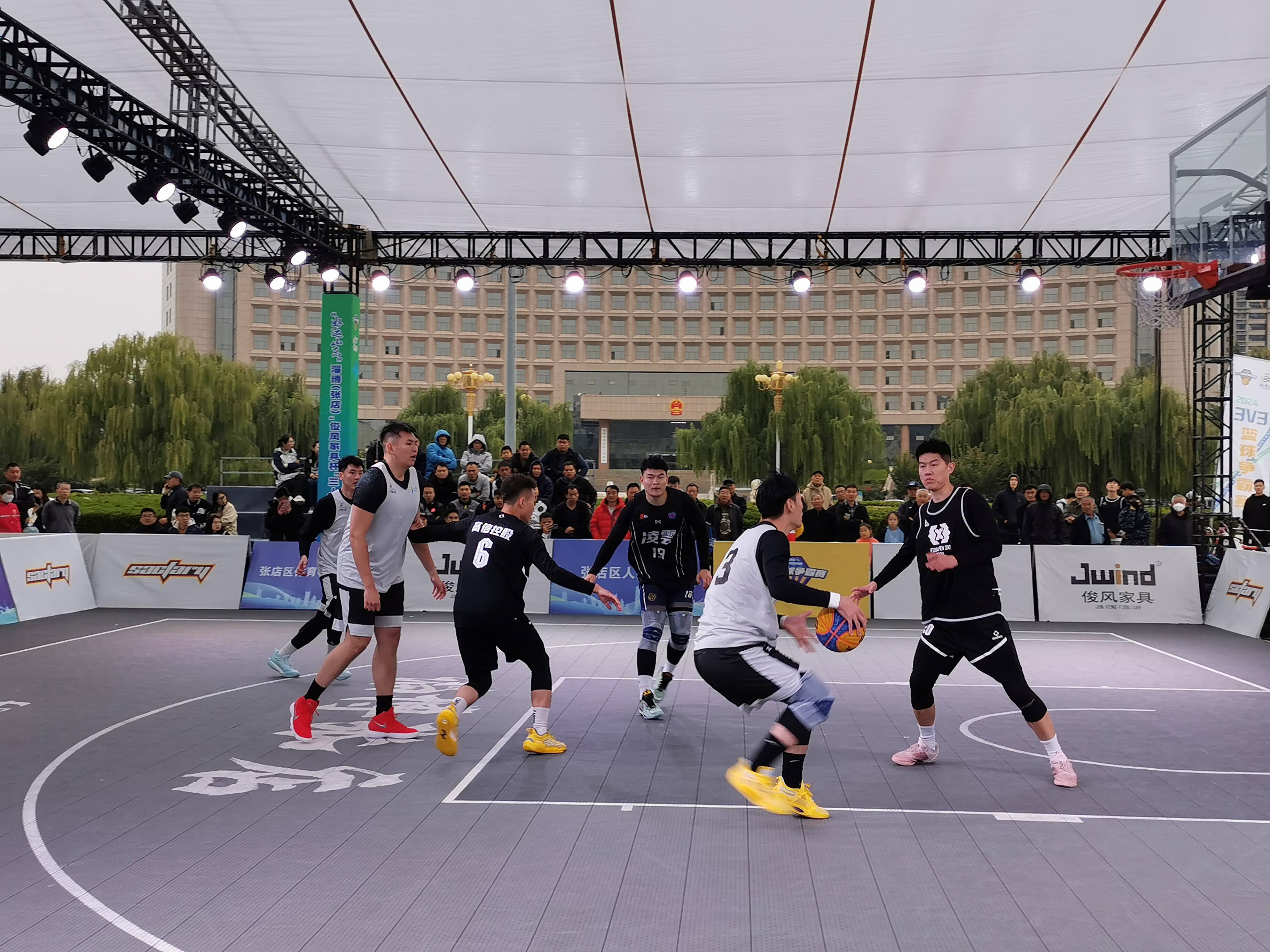 篮球传奇重返球场，展现绝代风采