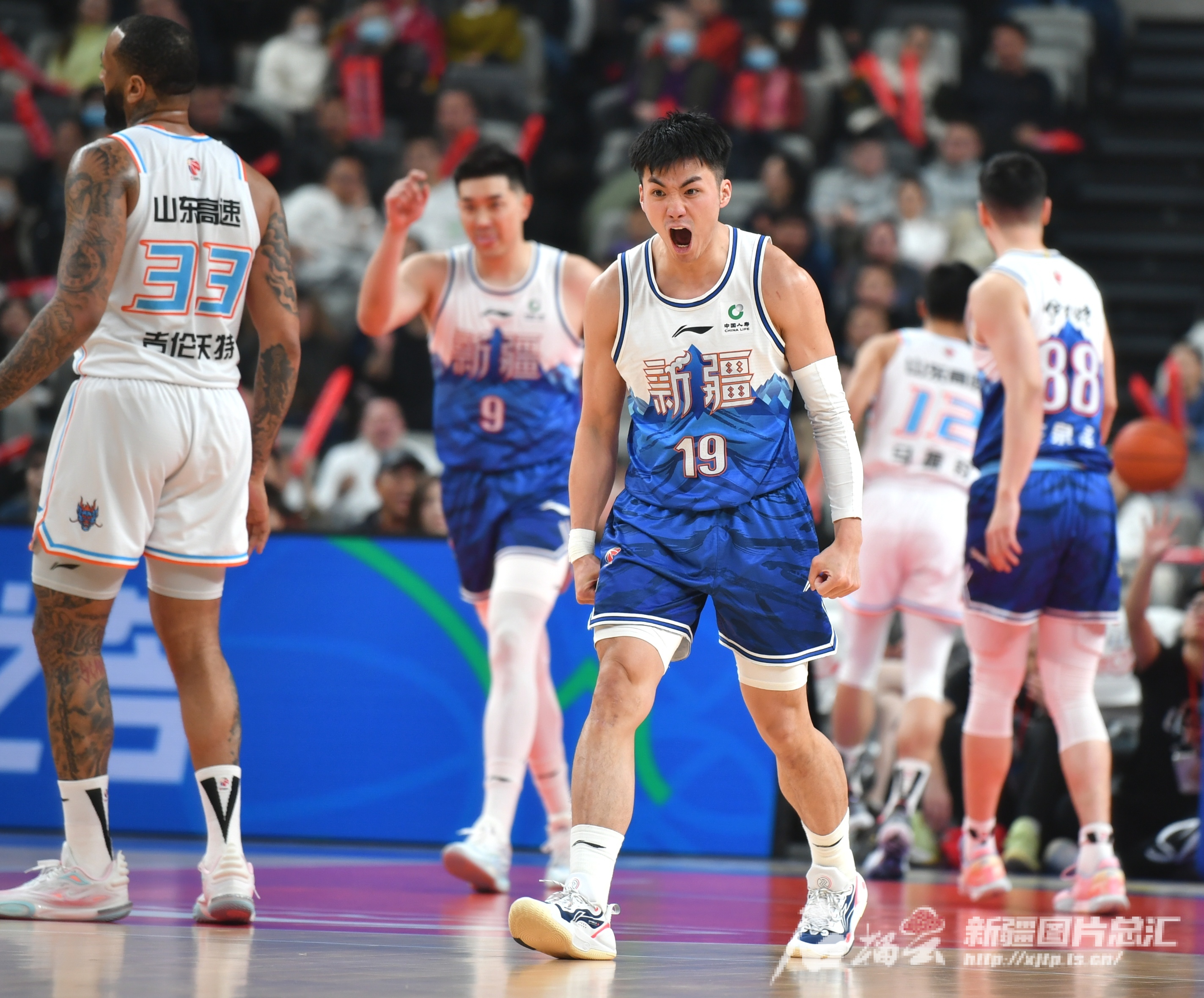 新疆队主场不敌对手,遭遇连败厄运 新疆队主场不敌对手,遭遇连败厄运