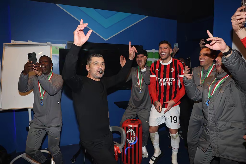 包含AC米兰主场4-3力克拉齐奥，取得激动比赛的词条