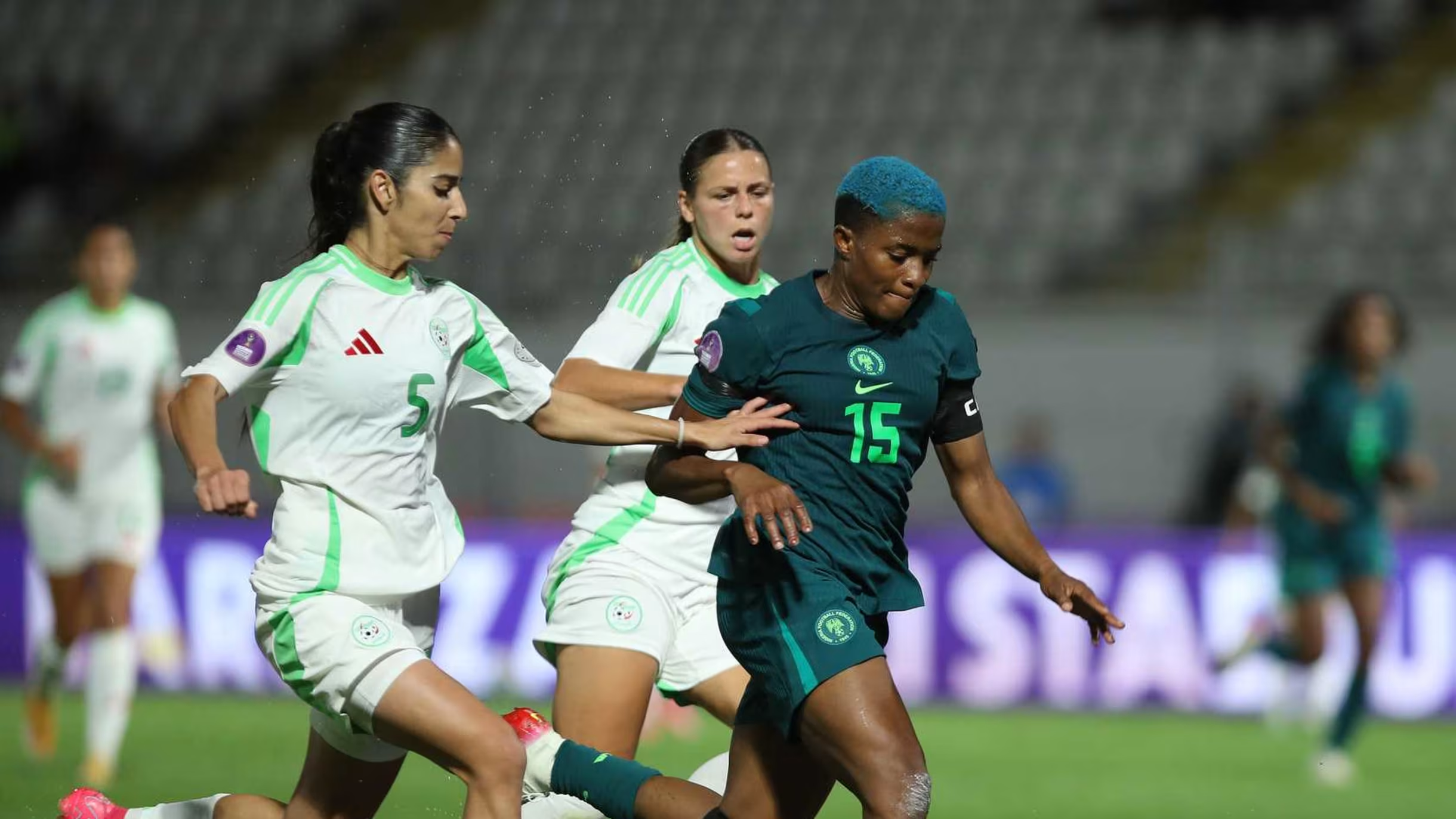 阿尔及利亚女足比赛闪光登场