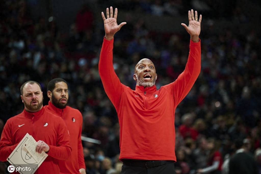 开拓者主教练被解职，球队风波越演越烈