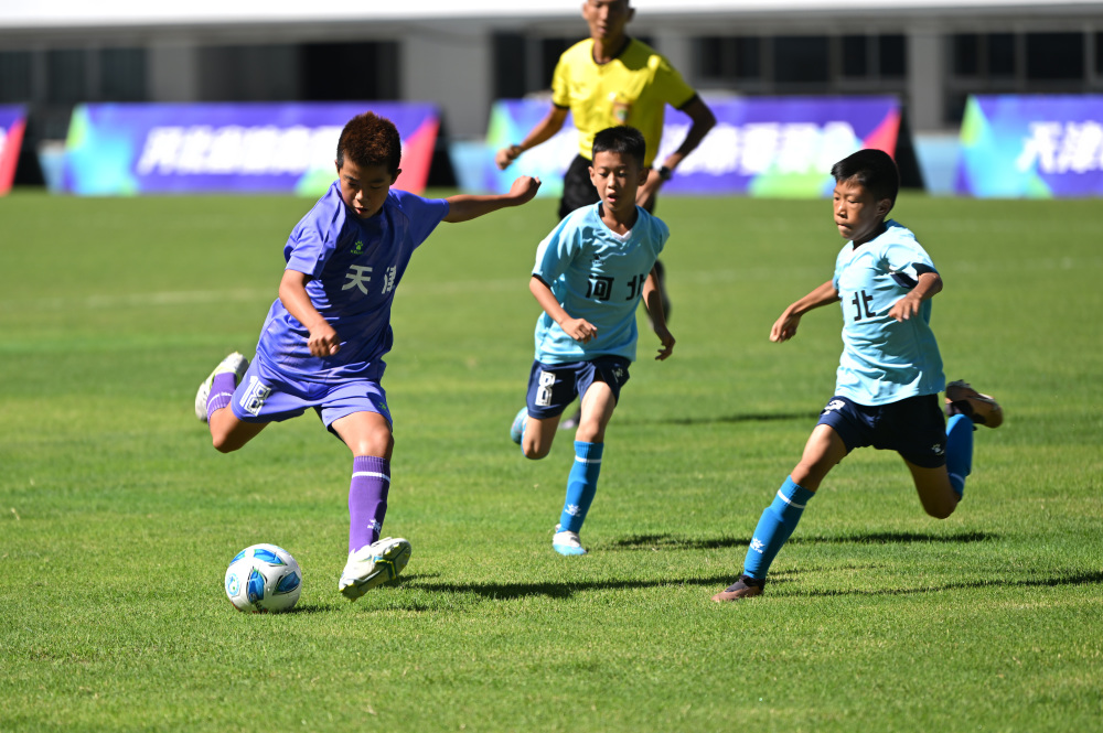 足球英雄的传奇故事在赛场上演