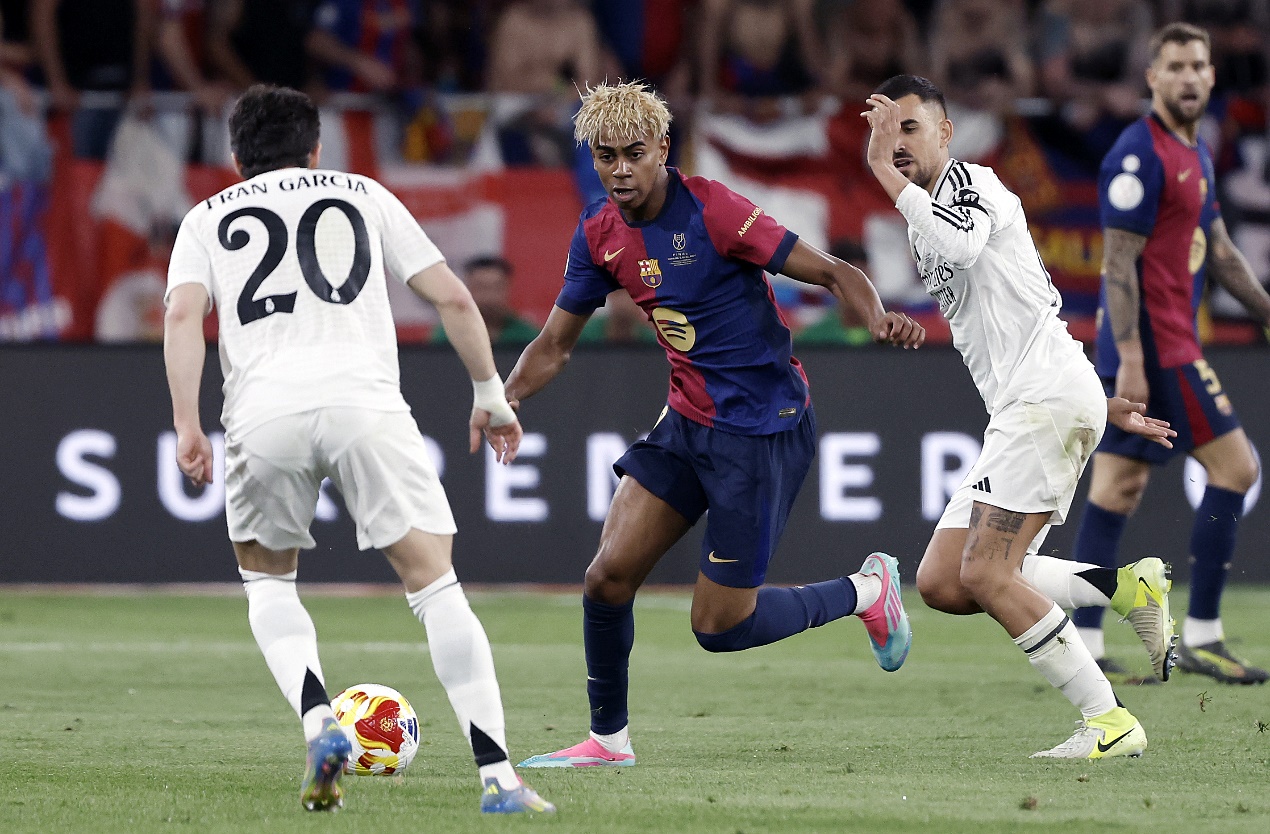 足球英雄的传奇故事在赛场上演