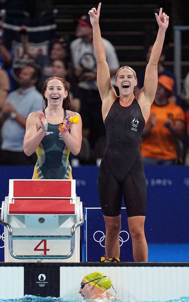 游泳项目比赛中澳大利亚选手领奖，实力惊人