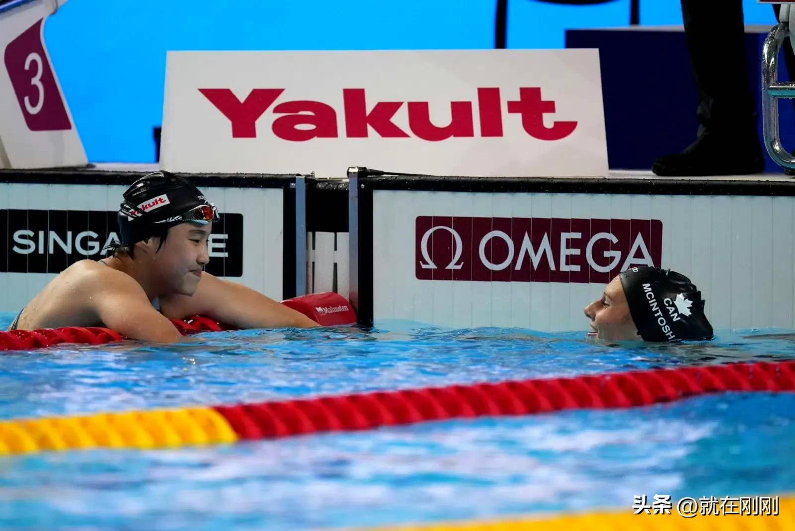 游泳项目比赛中澳大利亚选手领奖，实力惊人