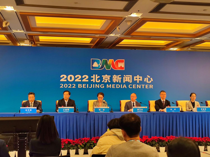 赛后赛事评论员解读比赛亮点，引发热议