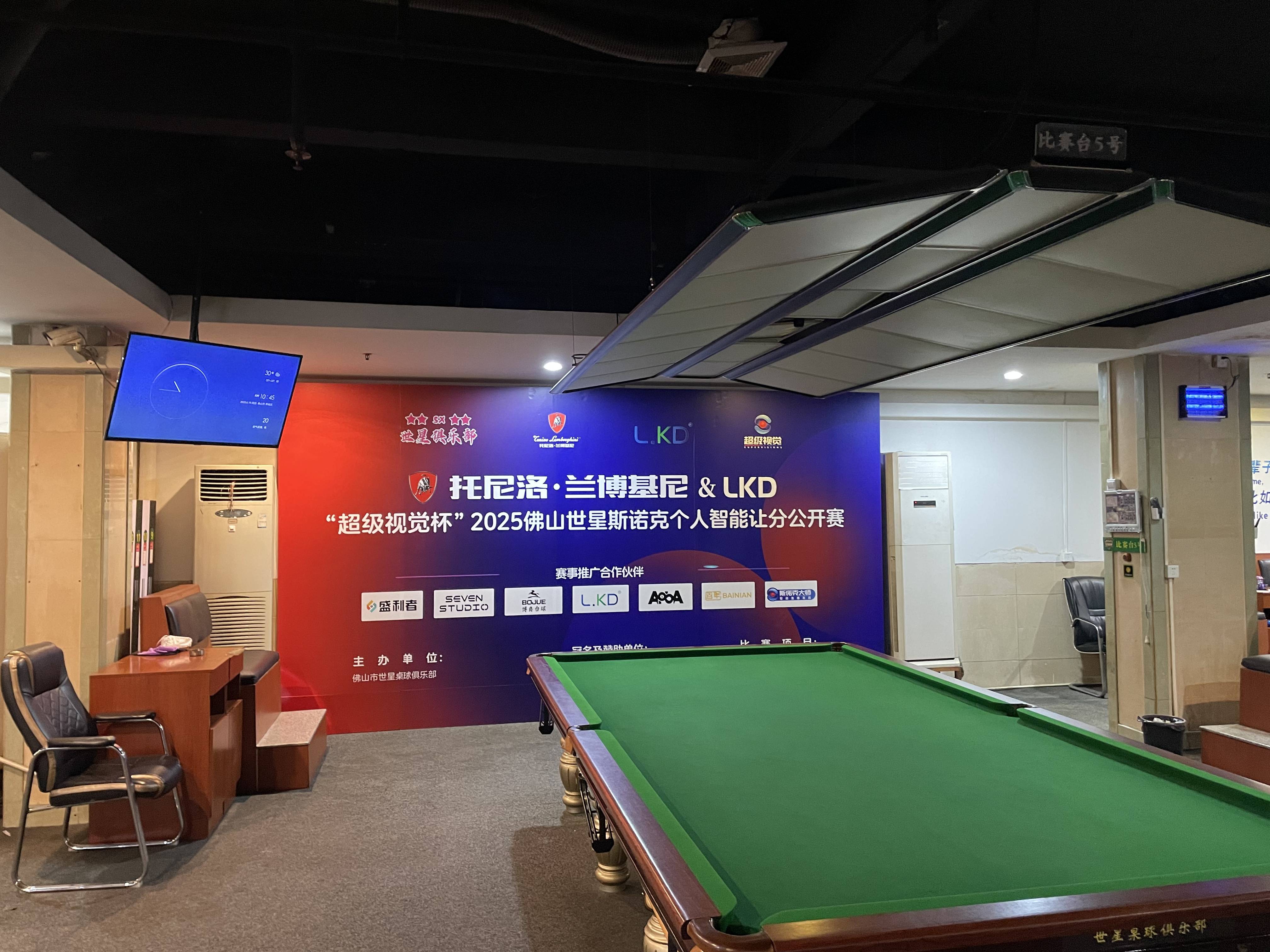 赛后赛事评论员解读比赛亮点，引发热议