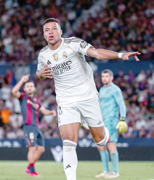 皇马球员备战下场比赛,备受关注 皇马球员备战下场比赛,备受关注