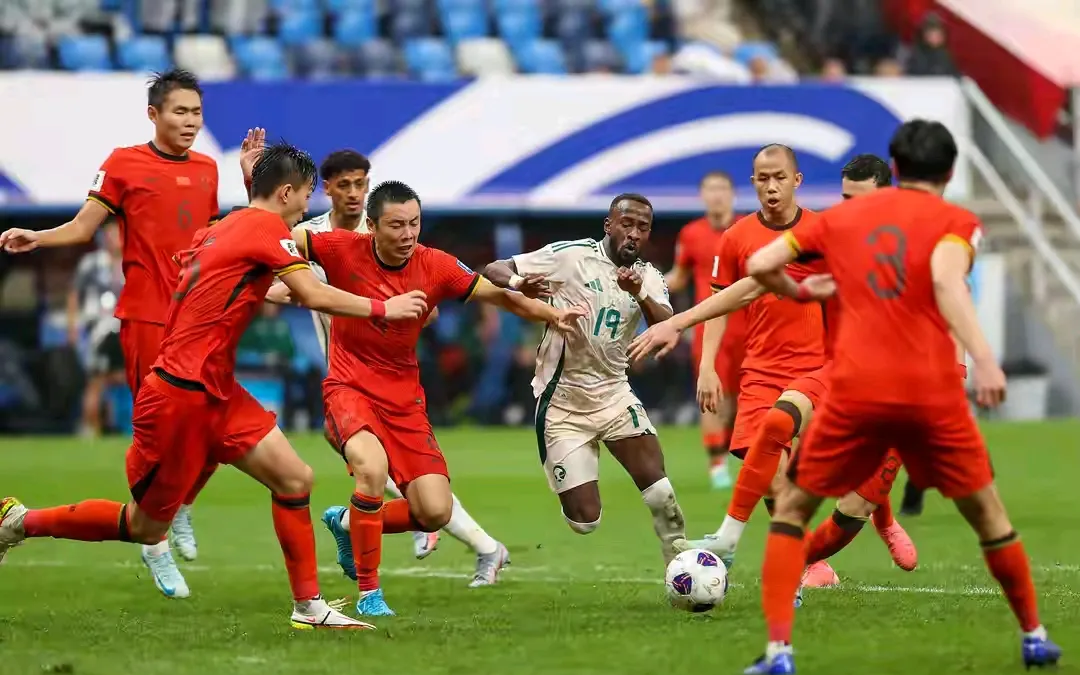 包含精彩绝伦的球场对抗，备受瞩目的足球盛宴的词条