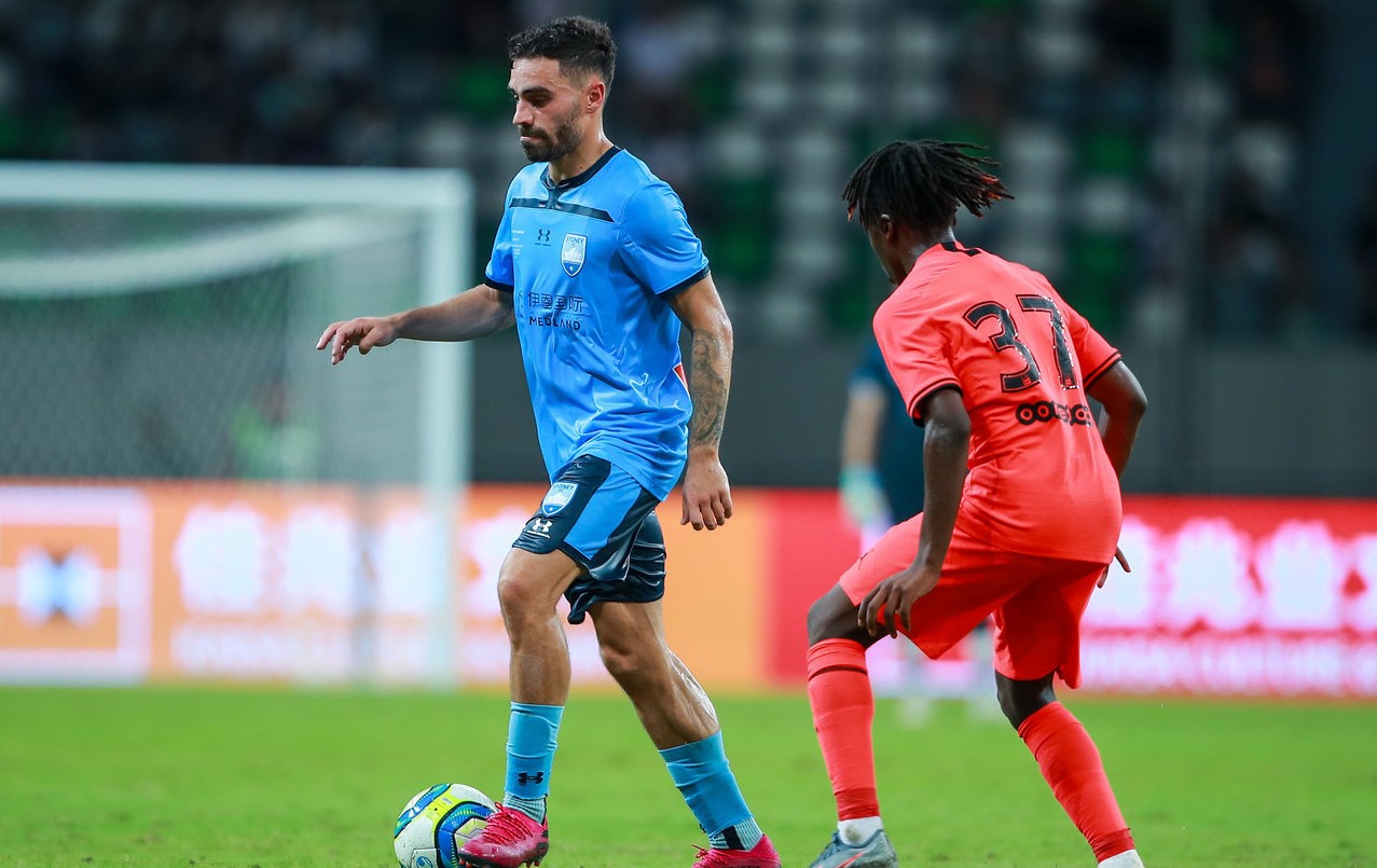 包含里尔主场逼平特鲁瓦，赛果不尽理想的词条