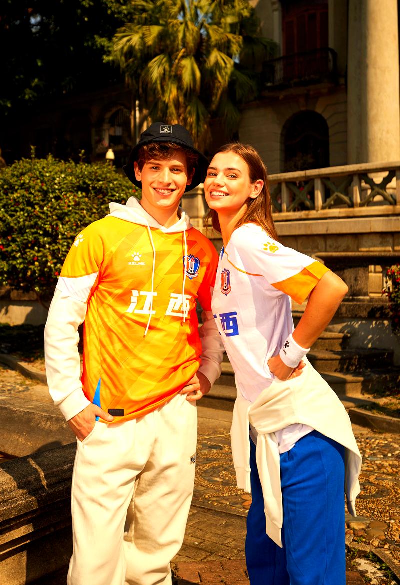 关于球队新装备亮相备战新季气氛热烈的信息 关于球队新装备亮相备战新季气氛热烈的信息