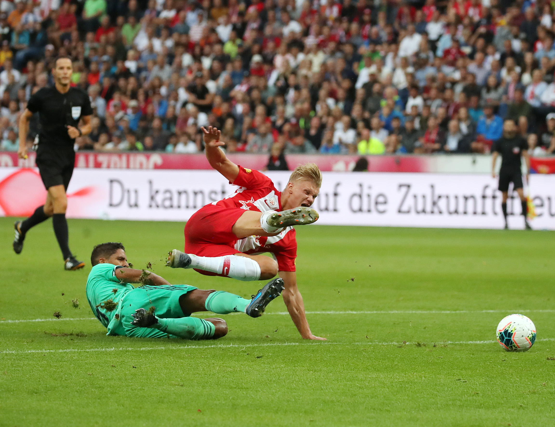 红牛巴西足球队火热备战,力争取得全胜战绩 红牛巴西足球队火热备战,力争取得全胜战绩