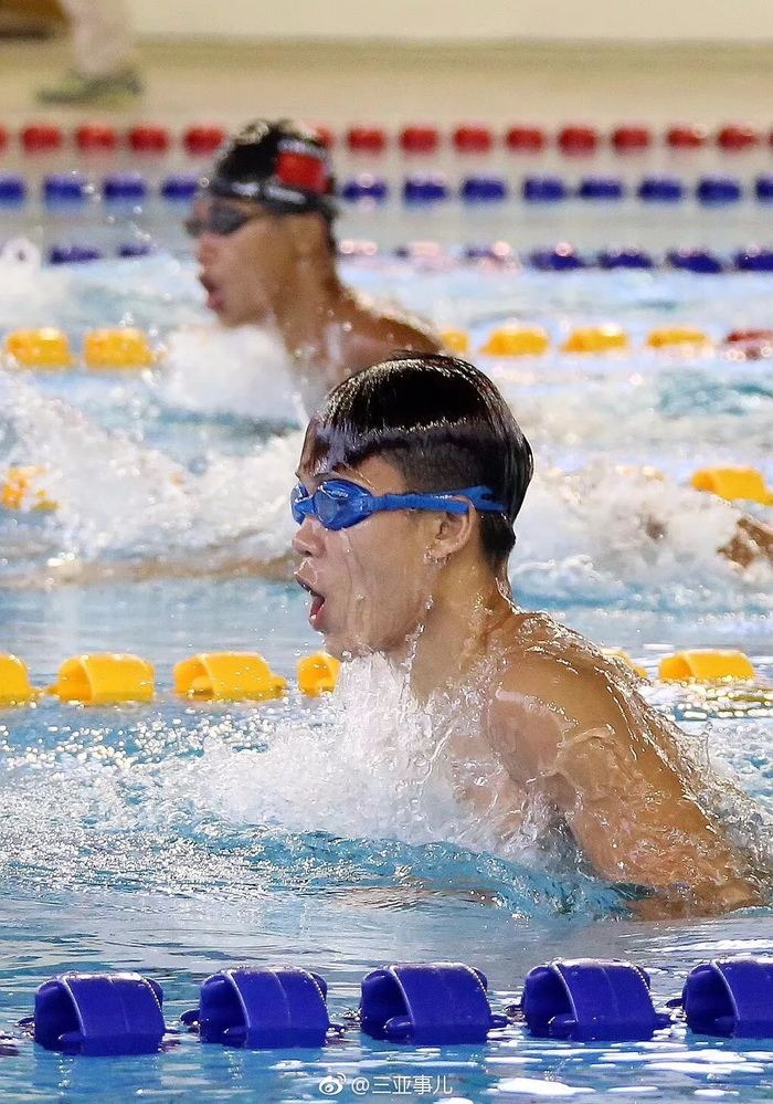 关于墨西哥代表团在游泳比赛中获得多枚奖牌的信息