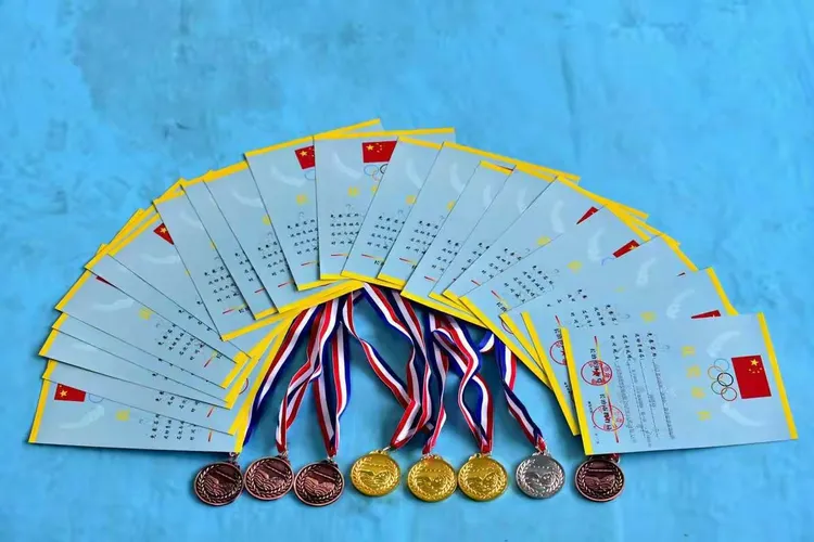 关于墨西哥代表团在游泳比赛中获得多枚奖牌的信息