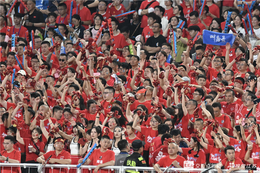 引来万众瞩目的足球盛宴正在进行中 引来万众瞩目的足球盛宴正在进行中